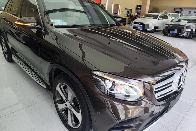 Used Mercedes-Benz GLC 2017 GLC 260 4MATIC Luxury Model Front Right 45 Deg
