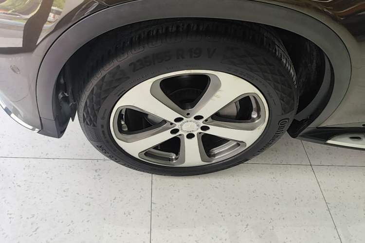 Used Mercedes-Benz GLC 2017 GLC 260 4MATIC Luxury Model Left Front Wheel Hub