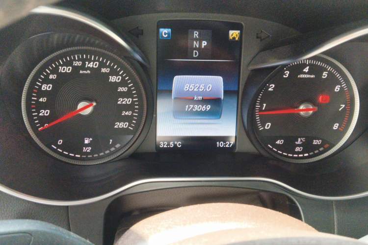 Used Mercedes-Benz GLC 2017 GLC 260 4MATIC Luxury Model Odometer Close Up
