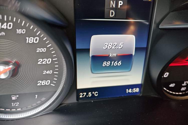 Used Mercedes-Benz GLC 2017 GLC 260 4MATIC Luxury Model Odometer Close Up