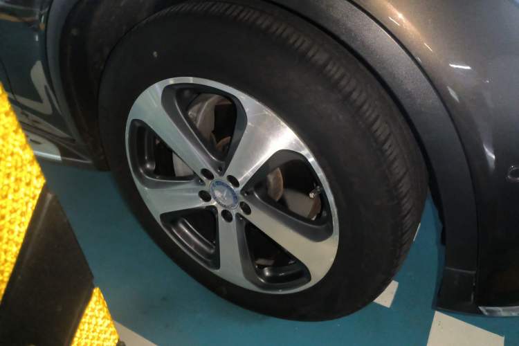 Used Mercedes-Benz GLC 2017 GLC 300 4MATIC Sport Edition Right Front Wheel Hub