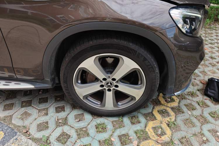 Used Mercedes-Benz GLC 2017 GLC 300 4MATIC Sport Edition Right Front Wheel Hub
