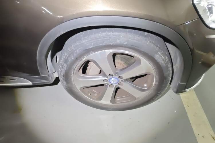 Used Mercedes-Benz GLC 2017 GLC 300 4MATIC Sport Edition Right Front Wheel Hub