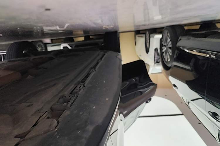 Used Mercedes-Benz GLC 2017 GLC 260 4MATIC Luxury Model Right Side Sill