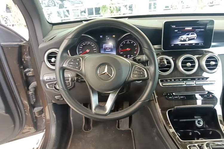 Used Mercedes-Benz GLC 2017 GLC 260 4MATIC Luxury Model Steering Wheel