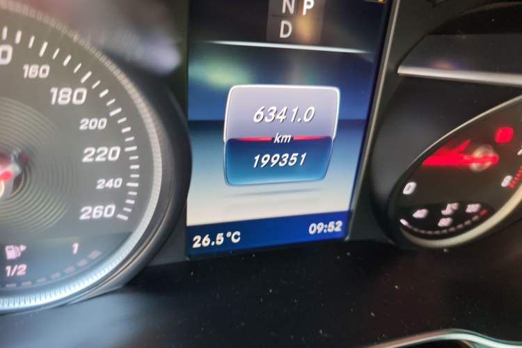 Used Mercedes-Benz GLC 2017 GLC 260 4MATIC Dynamic Edition Odometer Close Up