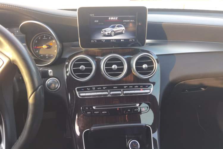 Used Mercedes-Benz GLC 2017 GLC 260 4MATIC Dynamic Edition Audio And AC Panel
