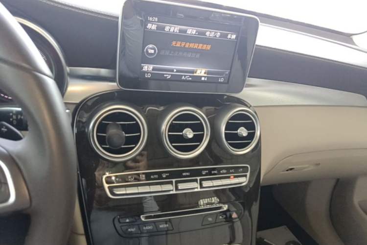 Used Mercedes-Benz GLC 2017 GLC 260 4MATIC Dynamic Edition Audio And AC Panel