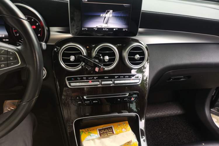 Used Mercedes-Benz GLC 2017 GLC 260 4MATIC Dynamic Edition Audio And AC Panel