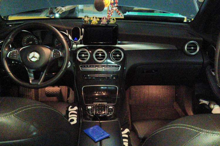 Used Mercedes-Benz GLC 2017 GLC 260 4MATIC Dynamic Edition Center Console