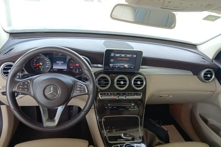 Used Mercedes-Benz GLC 2017 GLC 260 4MATIC Dynamic Edition Center Console