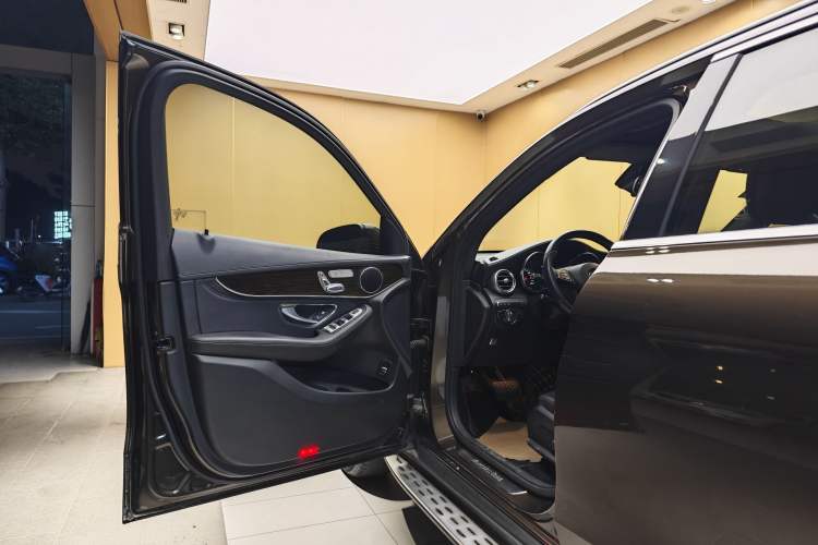 Used Mercedes-Benz GLC 2017 GLC 260 4MATIC Luxury Model Exterior 11