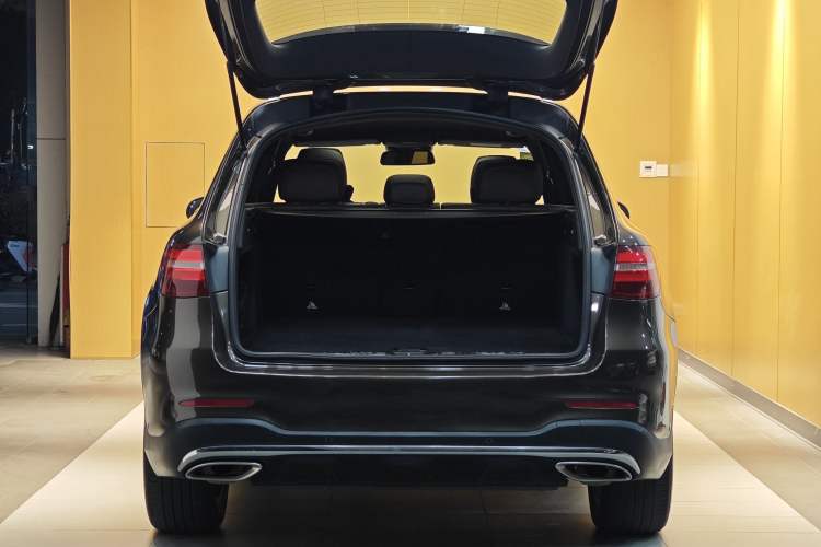 Used Mercedes-Benz GLC 2017 GLC 260 4MATIC Luxury Model Exterior 5