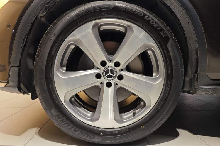 Used Mercedes-Benz GLC 2017 GLC 260 4MATIC Luxury Model Exterior 9