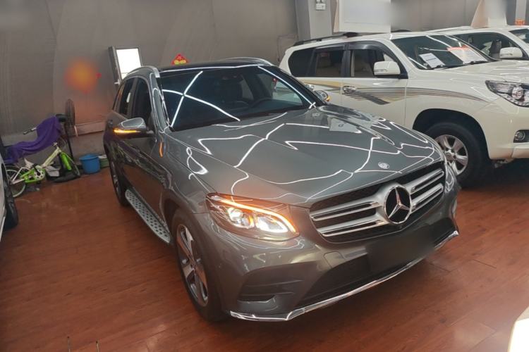 Used Mercedes-Benz GLC 2017 GLC 260 4MATIC Luxury Model Front Right 45 Deg