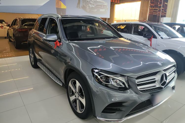 Used Mercedes-Benz GLC 2017 GLC 260 4MATIC Luxury Model Front Right 45 Deg