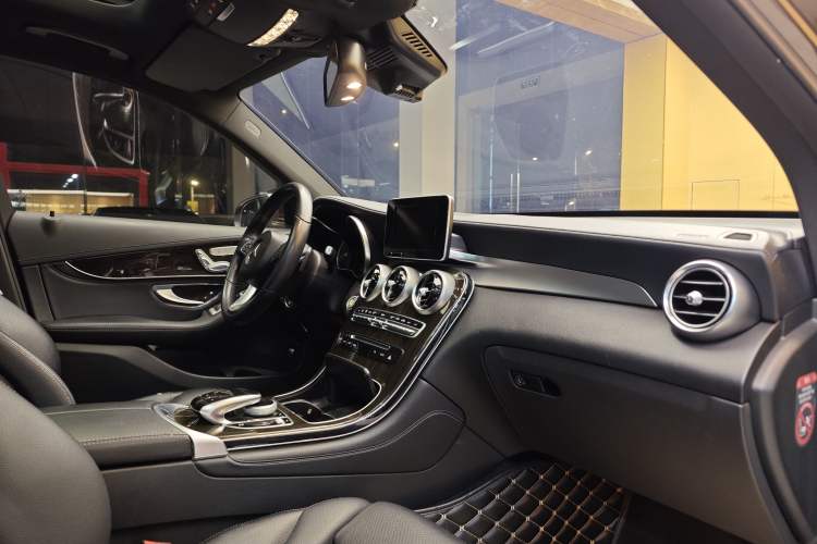 Used Mercedes-Benz GLC 2017 GLC 260 4MATIC Luxury Model Interior 1