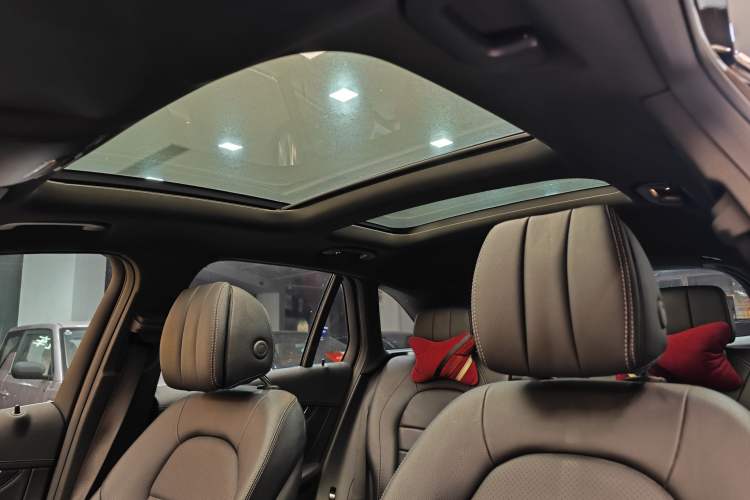 Used Mercedes-Benz GLC 2017 GLC 260 4MATIC Luxury Model Interior 13