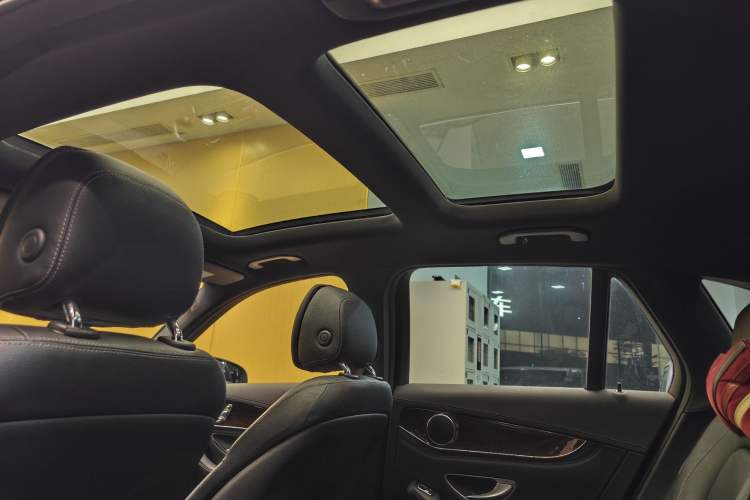 Used Mercedes-Benz GLC 2017 GLC 260 4MATIC Luxury Model Interior 2
