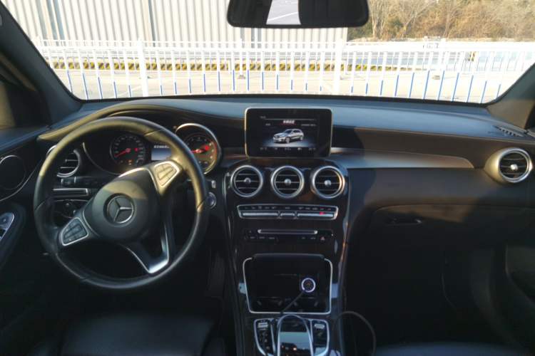 Used Mercedes-Benz GLC 2017 GLC 260 4MATIC Dynamic Edition Interior 2
