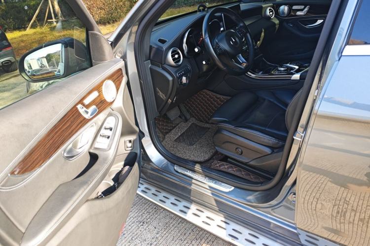 Used Mercedes-Benz GLC 2017 GLC 260 4MATIC Luxury Model Interior 3