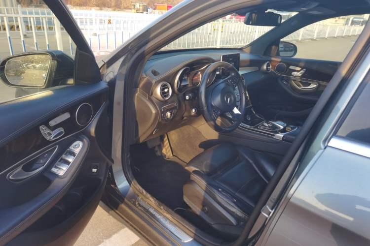 Used Mercedes-Benz GLC 2017 GLC 260 4MATIC Dynamic Edition Interior 3