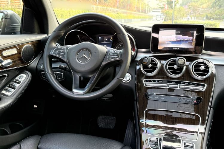 Used Mercedes-Benz GLC 2017 GLC 260 4MATIC Dynamic Edition Interior 3