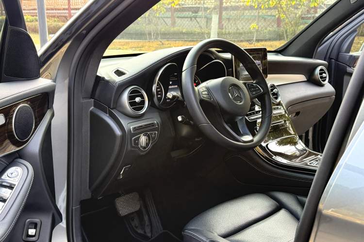 Used Mercedes-Benz GLC 2017 GLC 260 4MATIC Dynamic Edition Interior 5