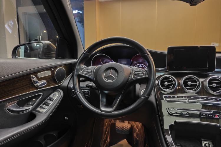 Used Mercedes-Benz GLC 2017 GLC 260 4MATIC Luxury Model Interior 8