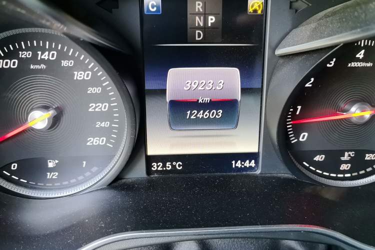 Used Mercedes-Benz GLC 2017 GLC 260 4MATIC Luxury Model Odometer Close Up