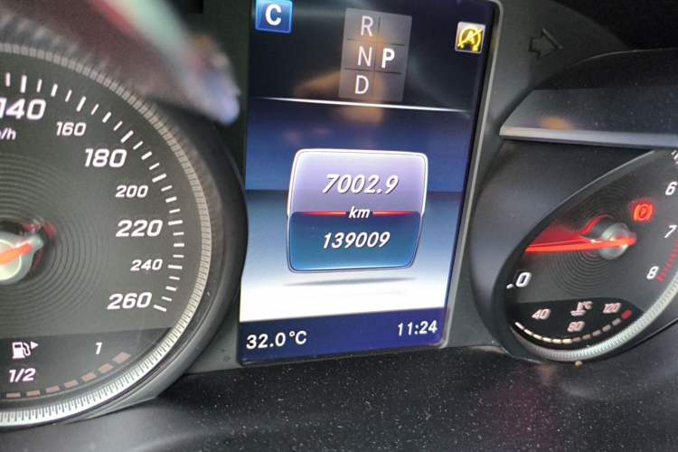 Used Mercedes-Benz GLC 2017 GLC 260 4MATIC Dynamic Edition Odometer Close Up
