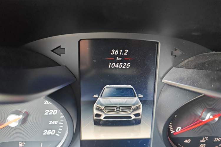 Used Mercedes-Benz GLC 2017 GLC 260 4MATIC Luxury Model Odometer Close Up