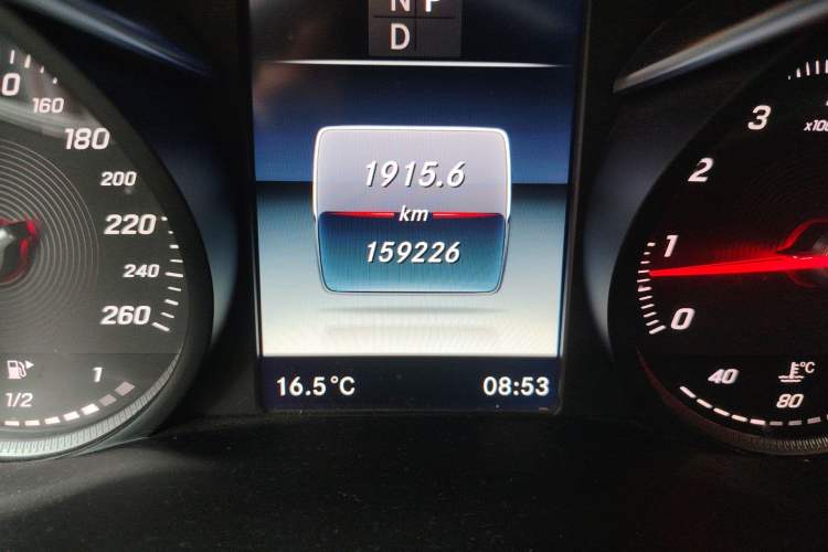 Used Mercedes-Benz GLC 2017 GLC 260 4MATIC Luxury Model Odometer Close Up