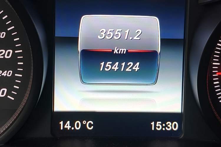 Used Mercedes-Benz GLC 2017 GLC 260 4MATIC Dynamic Edition Odometer Close Up