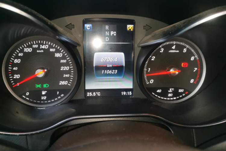 Used Mercedes-Benz GLC 2017 GLC 300 4MATIC Sport Edition Odometer Close Up