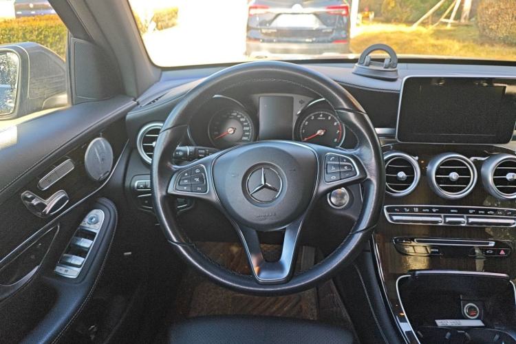 Used Mercedes-Benz GLC 2017 GLC 260 4MATIC Luxury Model Steering Wheel