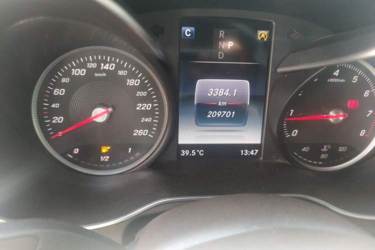 Used Mercedes-Benz GLC 2017 GLC 260 4MATIC Dynamic Edition Odometer Close Up