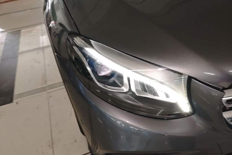 Used Mercedes-Benz GLC 2017 GLC 260 4MATIC Luxury Model Right Front Headlight