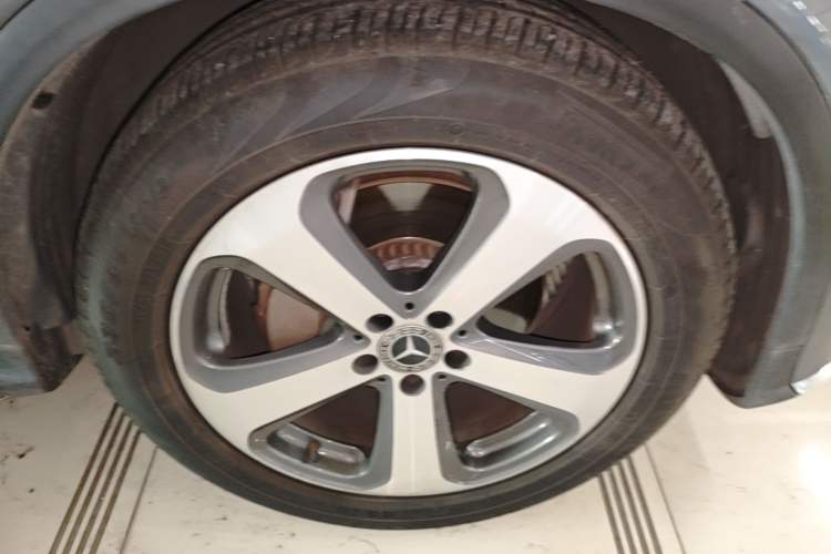 Used Mercedes-Benz GLC 2017 GLC 260 4MATIC Luxury Model Right Front Wheel Hub