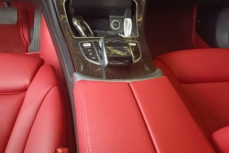 Used Mercedes-Benz GLC 2017 GLC 260 4MATIC Dynamic Edition Gear Lever