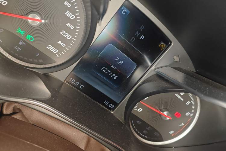 Used Mercedes-Benz GLC 2017 GLC 260 4MATIC Luxury Model Odometer Close Up