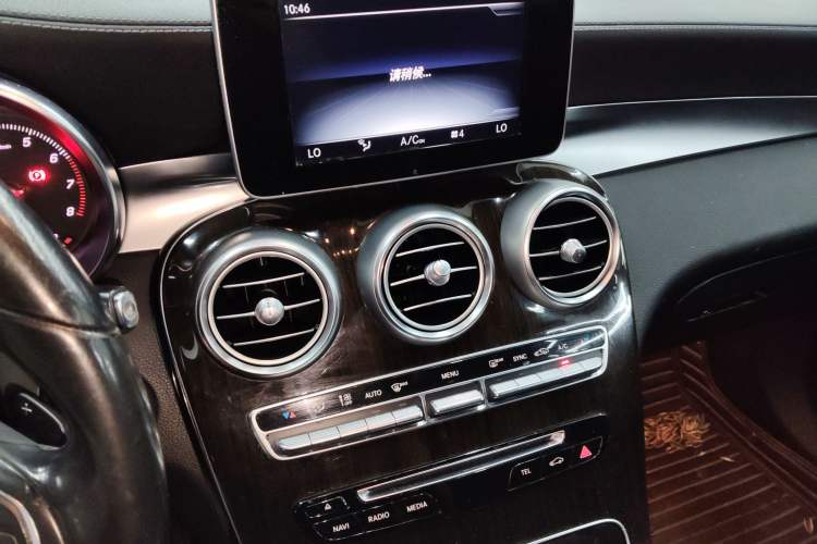 Used Mercedes-Benz GLC 2017 GLC 260 4MATIC Dynamic Edition Audio And AC Panel