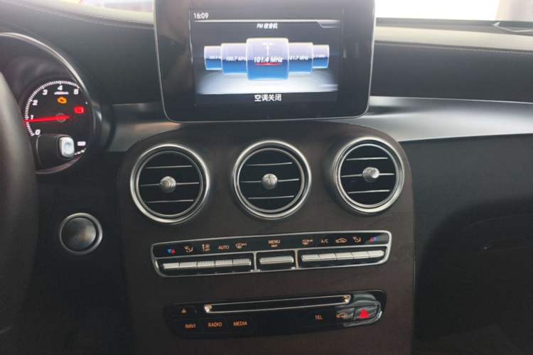 Used Mercedes-Benz GLC 2017 GLC 300 4MATIC Sport Edition Audio And AC Panel