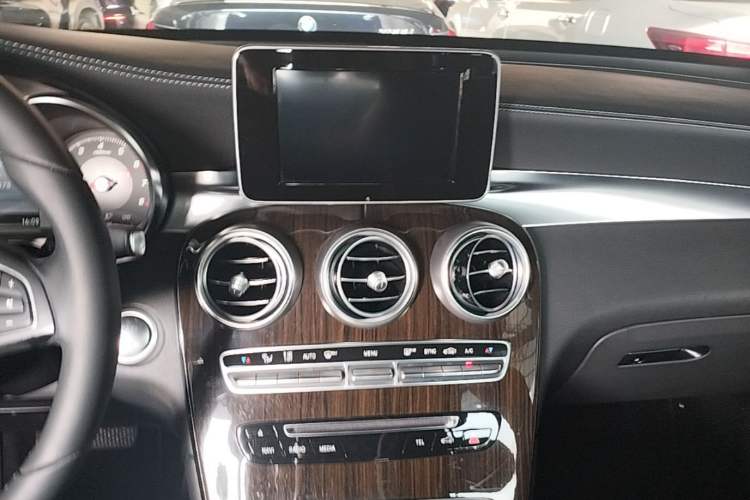 Used Mercedes-Benz GLC 2017 GLC 260 4MATIC Dynamic Edition Audio And AC Panel