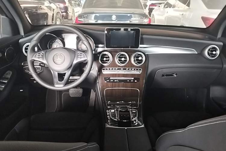 Used Mercedes-Benz GLC 2017 GLC 260 4MATIC Dynamic Edition Center Console