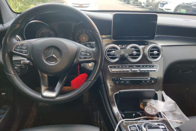 Used Mercedes-Benz GLC 2017 GLC 260 4MATIC Dynamic Edition Center Console