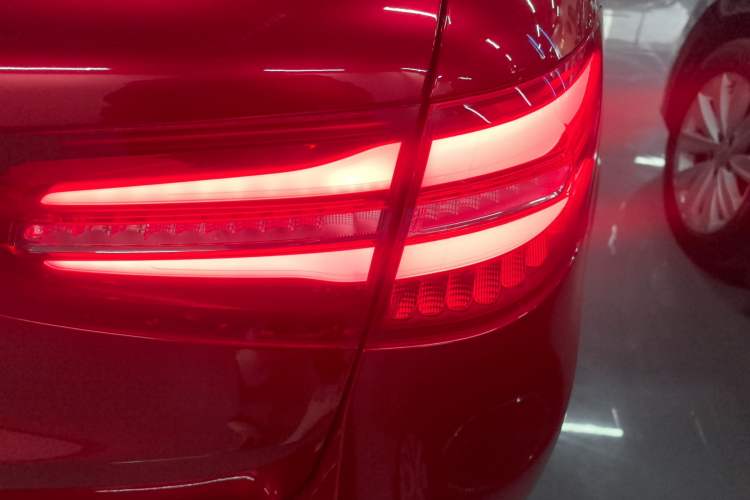 Used Mercedes-Benz GLC 2017 GLC 260 4MATIC Luxury Model Exterior 3