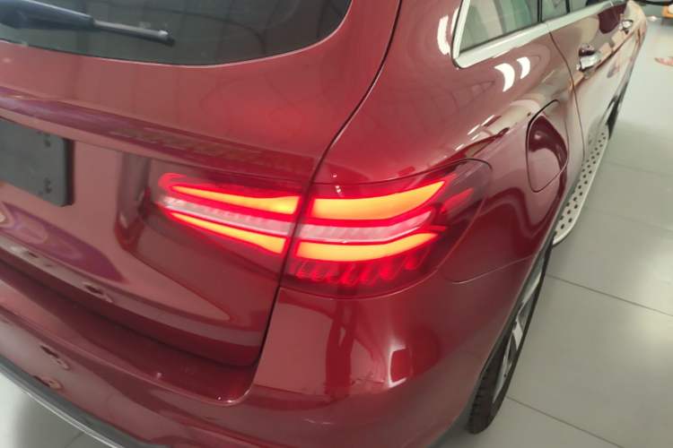 Used Mercedes-Benz GLC 2017 GLC 260 4MATIC Luxury Model Exterior 3