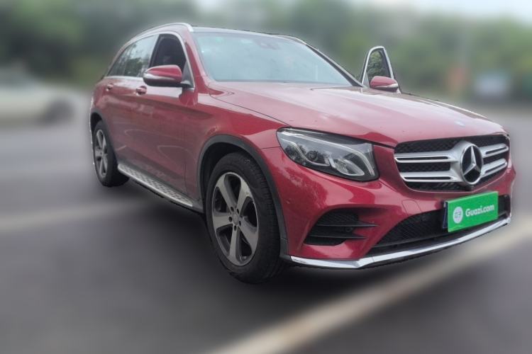 Used Mercedes-Benz GLC 2017 GLC 260 4MATIC Luxury Model Front Right 45 Deg
