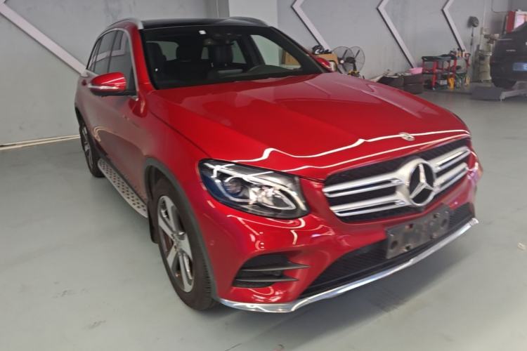 Used Mercedes-Benz GLC 2017 GLC 260 4MATIC Luxury Model Front Right 45 Deg